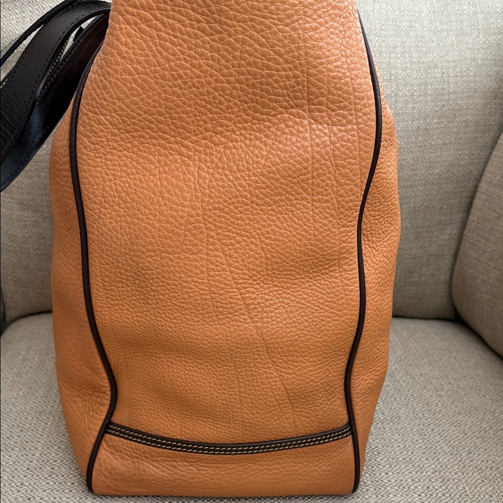 Dooney and Bourke, large Leather Tote Bag and cosmetic case - Picture 9 of 16